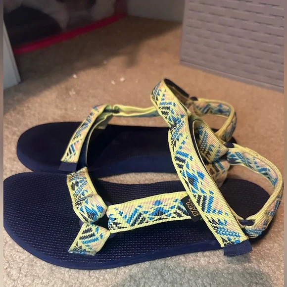 Women’s Teva. Size 9 - Picture 3 of 4